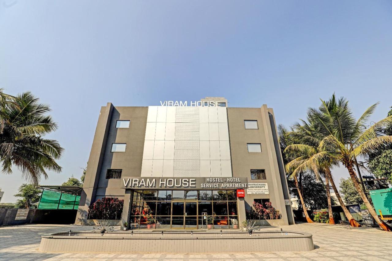 Hotel Oyo 70752 Viram House Gorwa Exterior foto